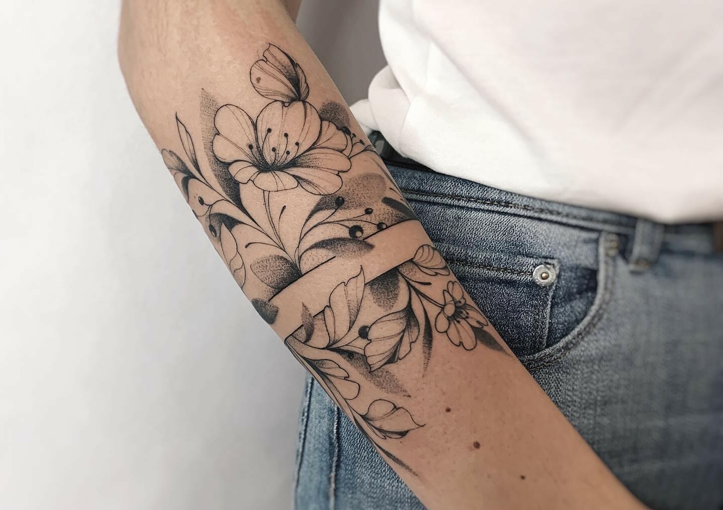 img/17_arm-tattoo-flowers-a-guide-to-blooming-ink.webp