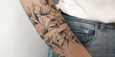 img/17_arm-tattoo-flowers-a-guide-to-blooming-ink.webp
