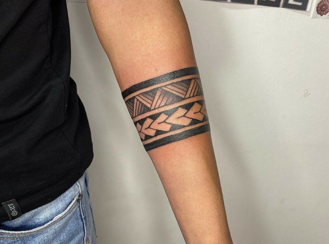 img/33_tribal-arm-tattoo-bands-a-guide-to-bold-and-meaningful-ink.webp