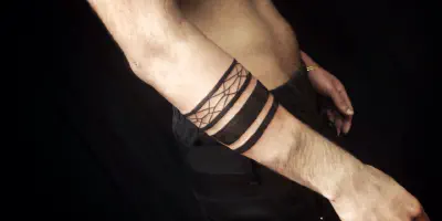 img/30_black-band-arm-tattoos-a-stylish-and-meaningful-choice.webp
