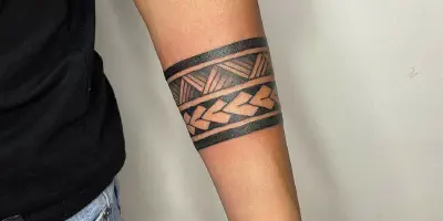 img/33_tribal-arm-tattoo-bands-a-guide-to-bold-and-meaningful-ink.webp